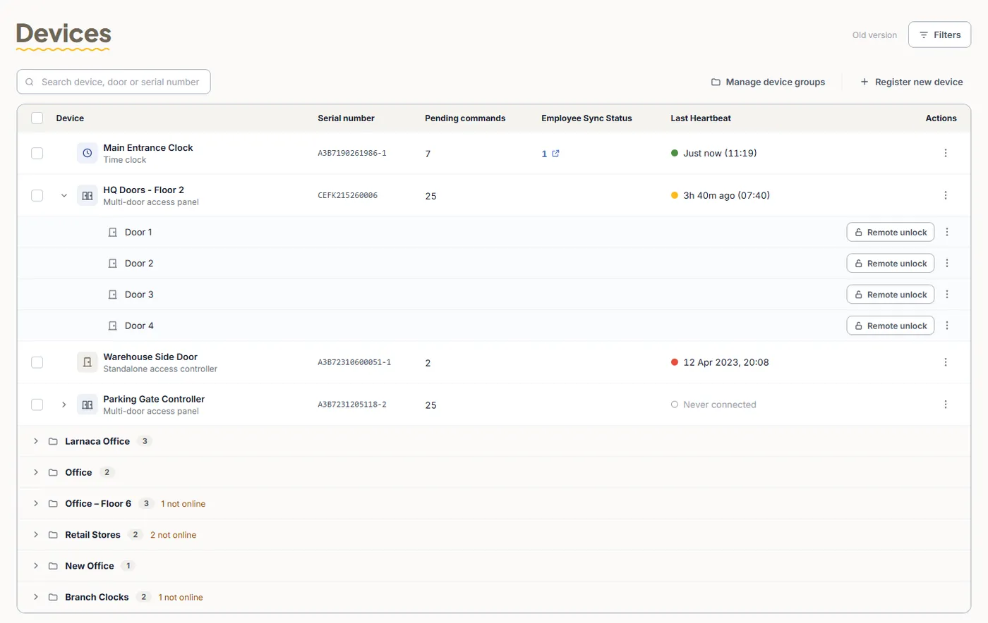 Devices screen listing time clocks and access controllers with serial number, employee sync status and last heartbeat